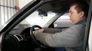 Уводит автомобиль после замены передних пружин.
