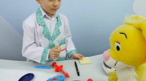 Машинка Скорая Помощь и Доктор Даник - Лечим собачку Фокси, Винни Пуха и его друзей. Для детей