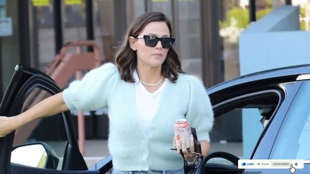 Jennifer Garner channels Jennifer Lopez’s casual style while reuniting with Ben Affleck смотреть онлайн