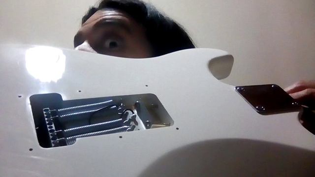 Como hacer que tu tremolo de Squier bullet Strat no desafine смотреть онлайн