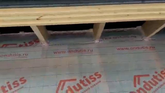 Соединяем ветроизоляцию и гидроизоляцию кровли скотчем.