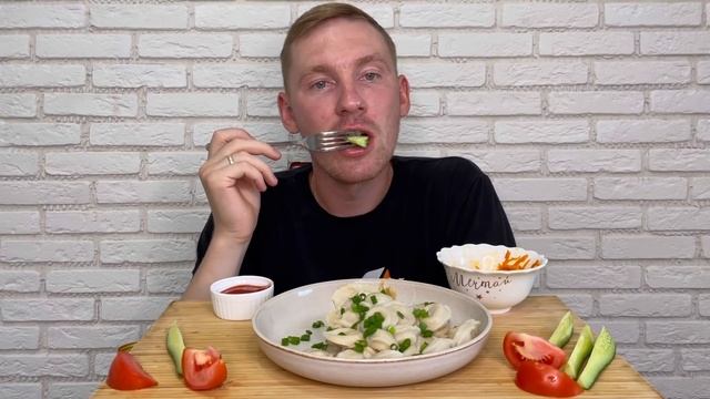МУКБАНГ ПЕЛЬМЕНИ С КОПЧЕНЫМ МЯСОМ САЛАТ ответы на вопросы MUKBANG DUMPLINGS WITH SMOKED MEAT SALAD