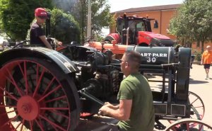 Запуск трактора 1924 года, работающего на сырой нефти. Трактор с нефтяным двигателем.