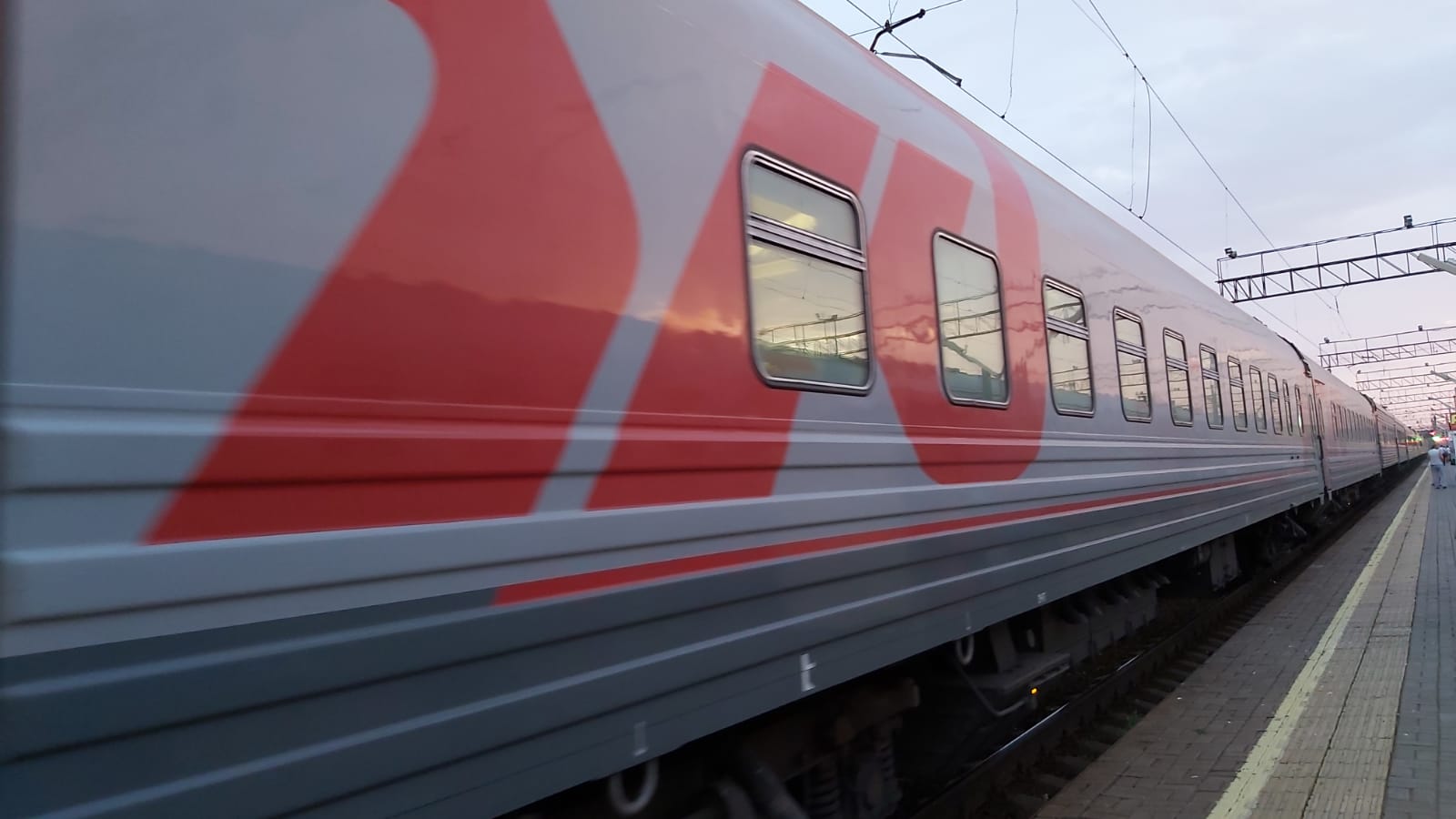 Скорый поезд прибыл в москву. Поезд с железной дорогой. Поезд едет лайн. Нижневартовск прибыл поезд эшелон видео.