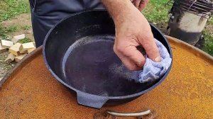 Приобрела чугунную сковородку и готовлю её к использованию.