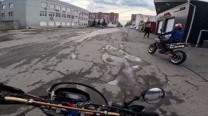 Yamaha wr250x и Husqvarna sms 630 хулиганят в городе.