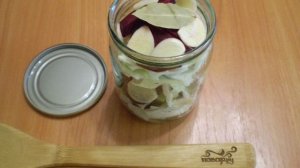 Капуста, маринованная кусочками со свеклой