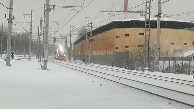 Электропоезд ЭГЭ2Тв-002 "Иволга" сообщение Ипподром – Зеленоград-Крюково (Последний день осени) смотреть онлайн