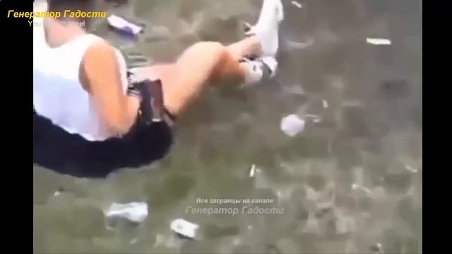 ОБОСРАЛАСЬ В ОБЩЕСТВЕННОМ МЕСТЕ
