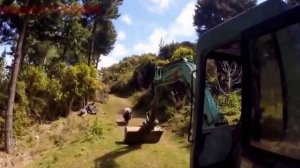 баран кидается на экскаватор