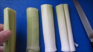 Простой салат из порея, палочек и ананасов.