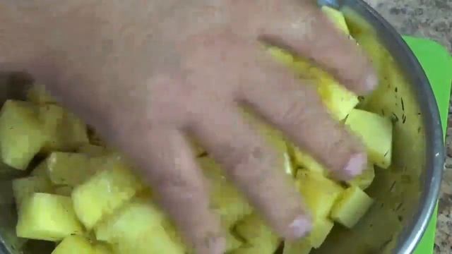 Куриные бедра с картофелем в духовке в рукаве