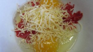 Яичница болтунья с помидором и сыром