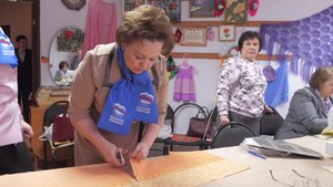 Серебряные волонтёры Пойковского сшили послеоперационное бельё для госпиталя Белгорода