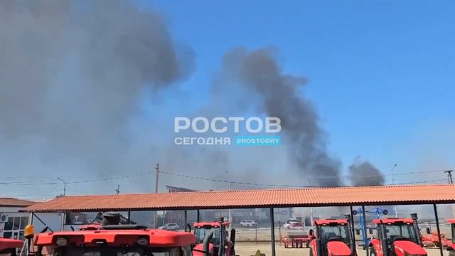 Пятый день горит резиновая крошка на улице Дружбы в Азове.