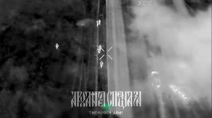 Видео спасения раненых солдат. В центре кадра—наша подбитая броня внутри которой раненые бойцы. #сво