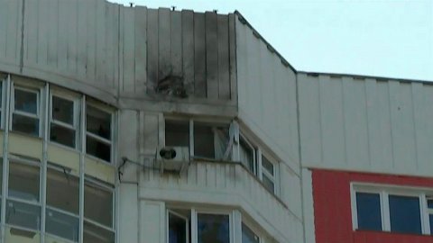 Несколько зданий повреждены в Москве при атаке беспилотников