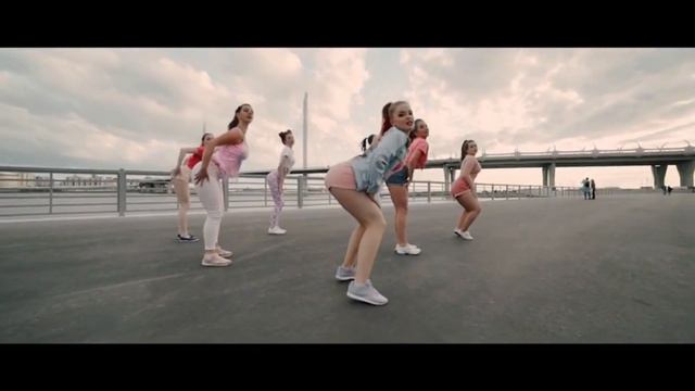 Включи клип i like to move. Люся Чеботина солнце Монако клип. Зачем мне солнце Монако клип. Клип зачем солнце в Монако. Солнце Монако танец.