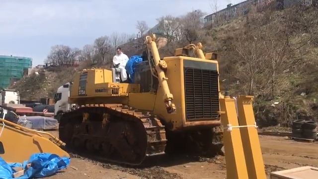 Бульдозер Komatsu D375A-5 (запуск двигателя)