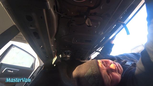 Как снять заднюю полку в салоне автомобиля