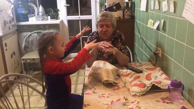 Бабушка и внучка Кире 5 лет Кира колдует с Бабушкой смотреть онлайн