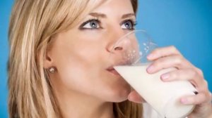 Можно ли пить молоко из под коровы ЧЕМ ОПАСНО СЫРОЕ МОЛОКО