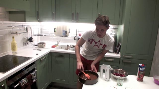 Шоколадно-вишневый пирог смотреть онлайн