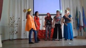 Ребята круто веселятся. Сценка "три сестры" переделанная.