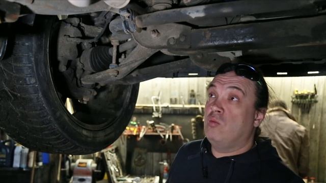 Стук в подвеске Cadillac Escalade.  Меняем втулки стабилизатора.