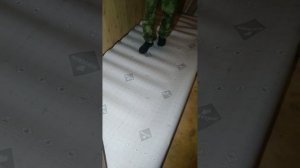 Уложили линолеум без единого стыка в помещении с простенками и встроенными шкафами.