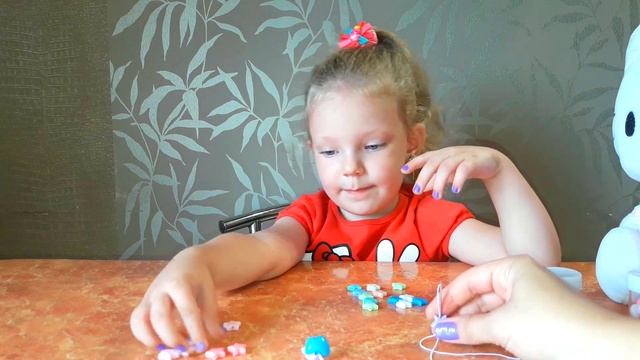 Делаем УКРАШЕНИЯ для девочек. Своими руками! Поделки для девочек! #ANNAKidsClub смотреть онлайн