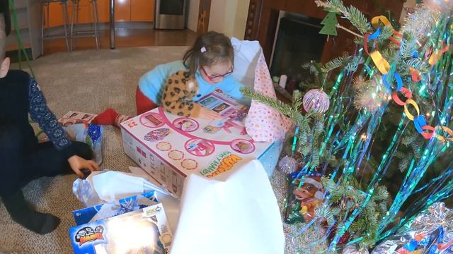 Открываем подарки. Новый год. Кухня и Надо. Видео для детей. смотреть онлайн