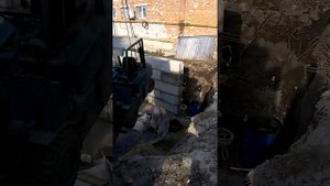 Погрузчик в котловане.Монтаж блоков ФБС.