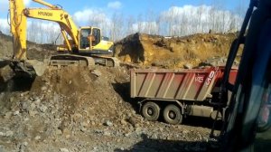 Погрузка самосвалов VOLVO 400 экскаватором HYUNDAI 330-9.