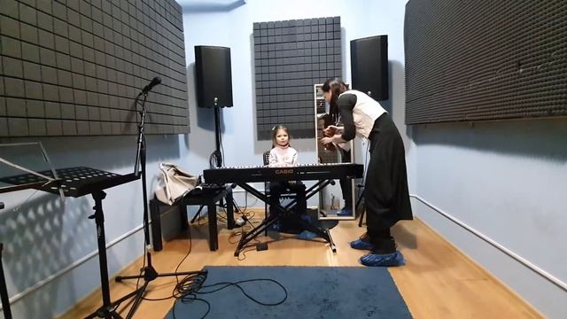 Ника-Вероника учится играть на скрипке смотреть онлайн