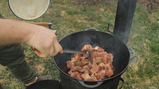 Шашлык в казане на огне - Тушеное мясо в луковом соке смотреть онлайн