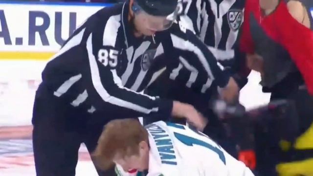 ужасная травма хоккеиста кровь на льду смотреть онлайн