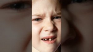 Доченька сама пытается вырвать зуб