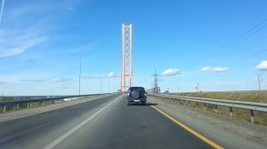 Югорский вантовый мост через реку Обь возле Сургута, один из самых длинных мостов в Сибири