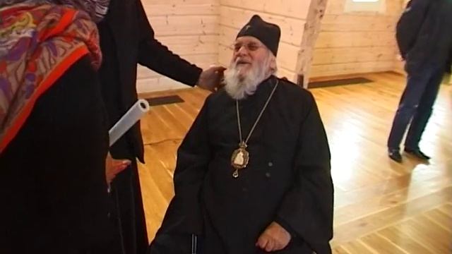 Митрополит Корнилий осматривает новый иконостас в православном храме г. Палдиски. смотреть онлайн