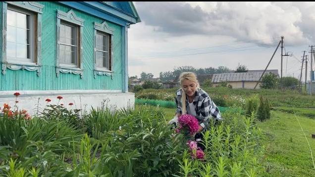 ВЫСАДИЛИ ТУИ/ ПЕРВЫЕ ЗАГОТОВКИ НА ЗИМУ/КЛУБНИКА В СОБСТВЕННОМ СОКУ