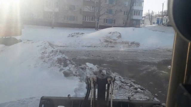 Экскаватор Hitachi 160w долбит лед на дороге. Terex 815-TLB убирает лед после большого экскаватора. смотреть онлайн