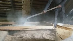 Утеплитель потолка по старинке. Сорвали потолок.