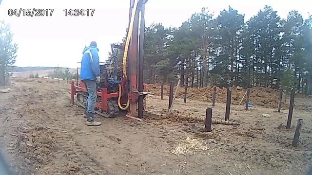 Закручивание винтовых свай 108*2500 . с подбуриванием мерзлой глины. установкой СБУ-60 Фердинанд. смотреть онлайн