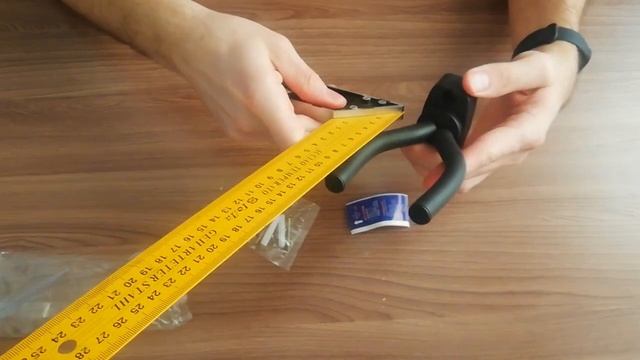 Как повесить гитару на стену (распаковка кронштейна и монтаж)