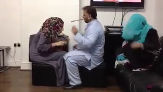 ПРИКОЛ !2 ДЕВУШКИ прикалываются над мужиком! РЖАКА смотреть онлайн