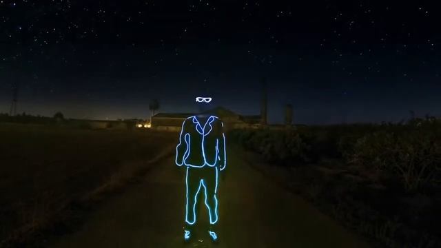 Видео из ночных снимков, снятых на экшн-камеру в технике «рисования светом» смотреть онлайн