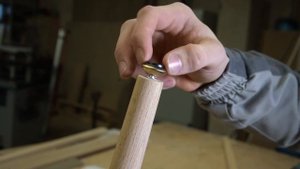 Монтаж ножек с помощью деревянной пластины от Stavros.