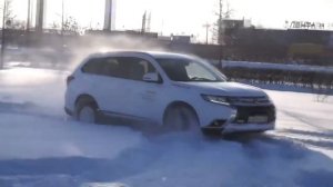 Аутлендер на снегу .