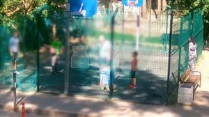 Во дворе 35 дома по улице Владимира Невского мужчина поставил чужих детей на колени.
